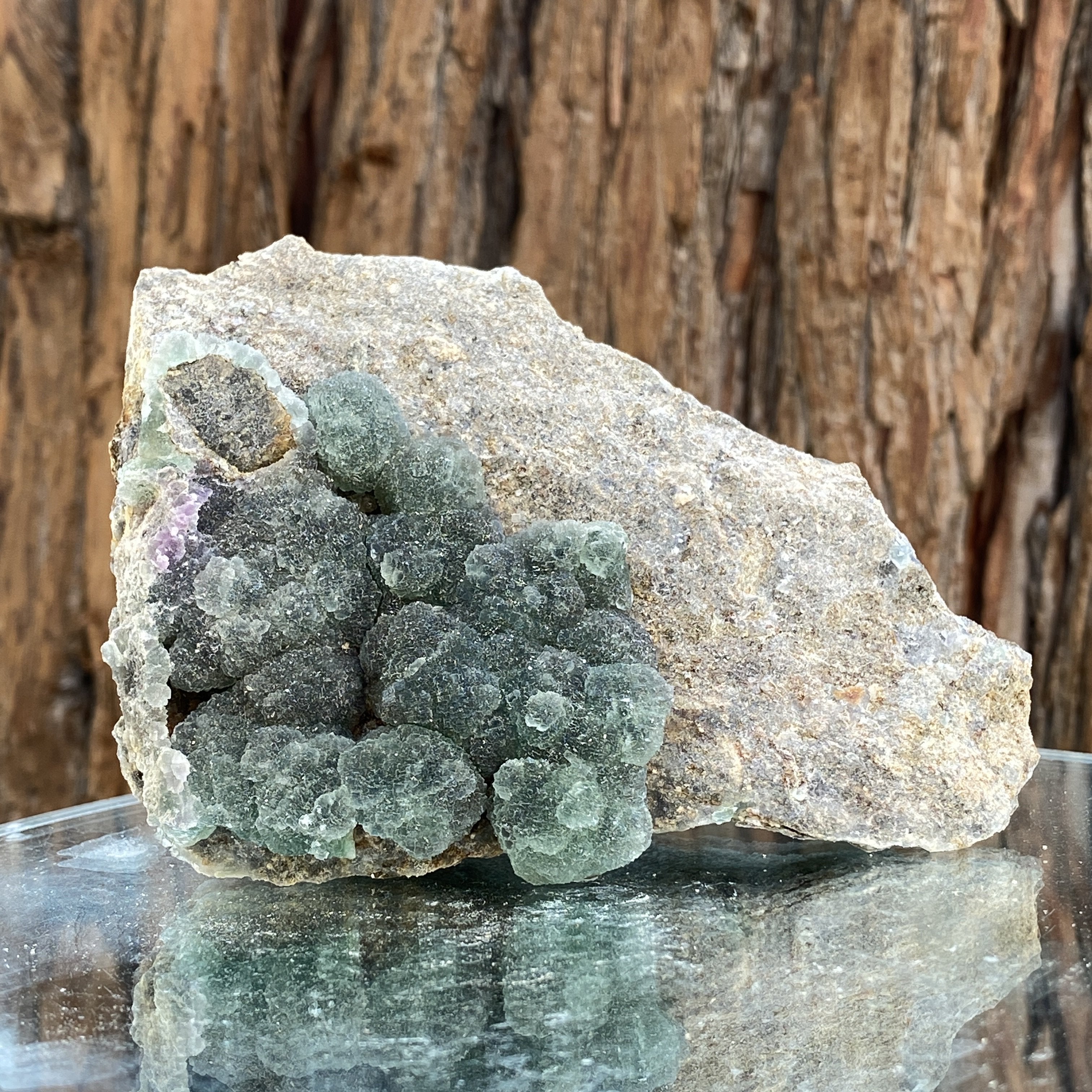 330g 13x8x4cm Green botryoidal Fluorite from China - Locco Decor
