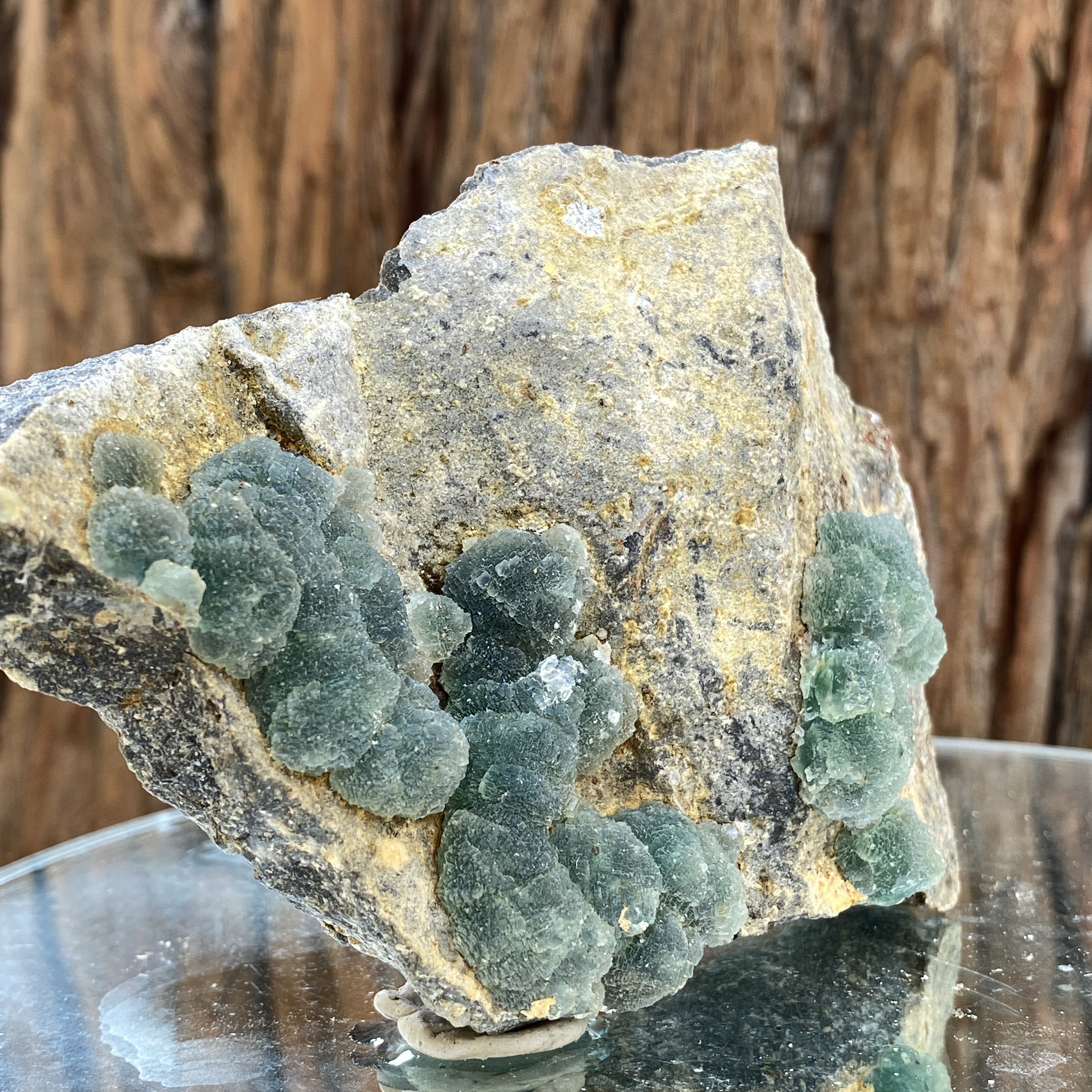 326g 11x9x4cm Green botryoidal Fluorite from China - Locco Decor